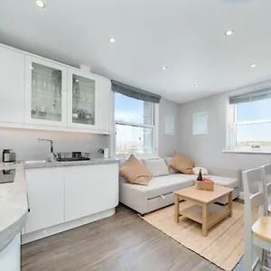 https://cosy-retreat-with-views-of-brighton-city-and-sea.brighton-hotels-england.com